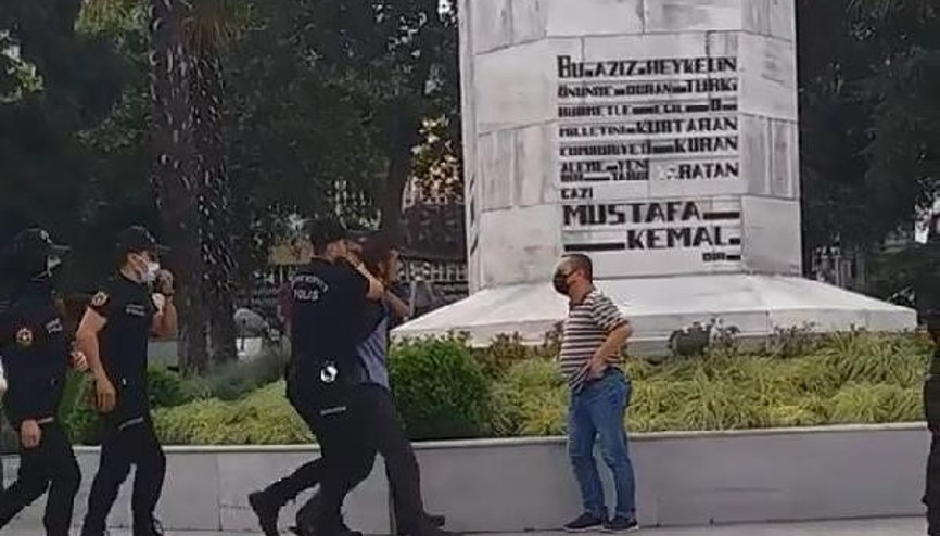 Bursada Atatürk heykeline çekiçli saldırı