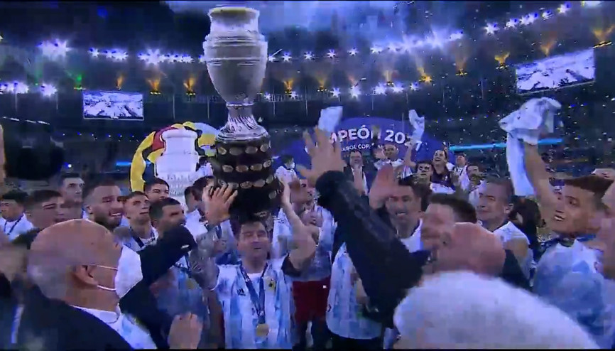 Copa America Arjantinli oyuncuların ellerinde yükseliyor