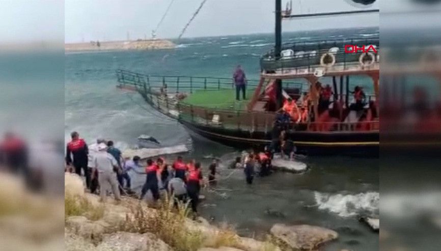 Van Gölünde gezi teknesi karaya oturdu Yolcuları halatlarla kurtardılar