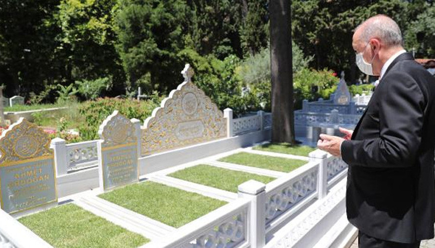 Cumhurbaşkanı Erdoğan anne ve babasının mezarını ziyaret etti