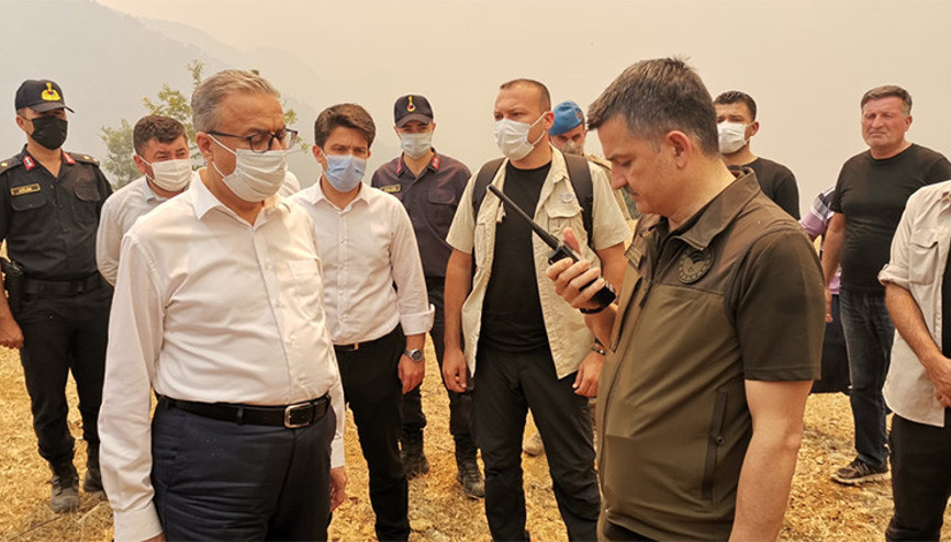 Son dakika... Mersinin Aydıncık ilçesindeki yangın 2 gündür sürüyor Bakan Pakdemirli telsizle anons etti, üs bölgesi boşaltılıyor