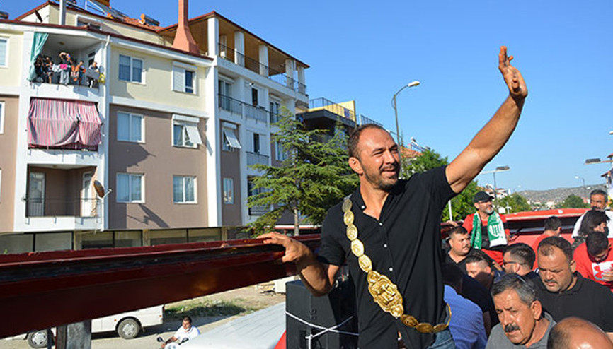 Başpehlivan Ali Gürbüz’e, baba ocağında coşkulu karşılama