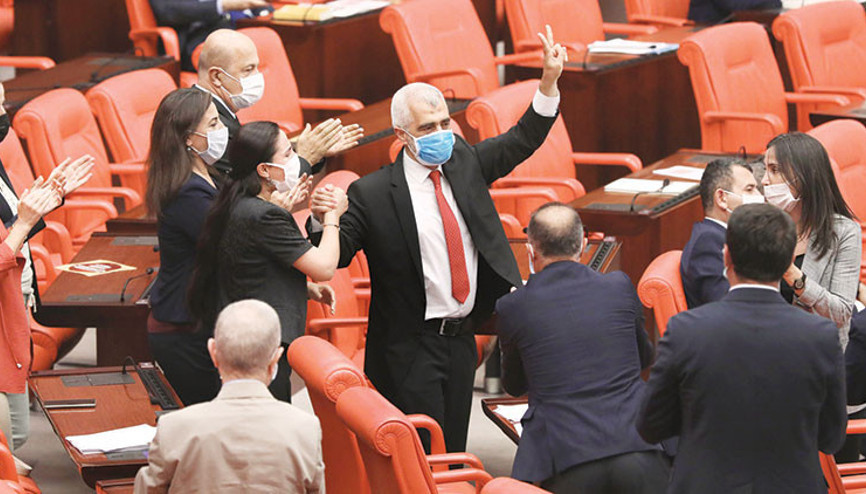 4 ay sonra Meclis’e zılgıtla döndü