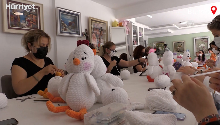 Mutluluk Atölyesinde ördükleri oyuncaklarla hasta çocukların kalbine dokunuyorlar