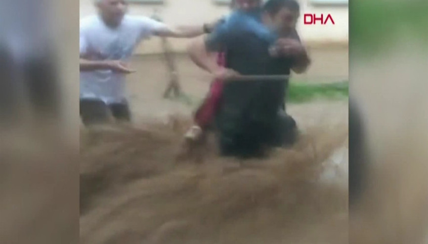 Fındıklıda sağanak nedeniyle Arılı Deresi taştı Can pazarı yaşandı...