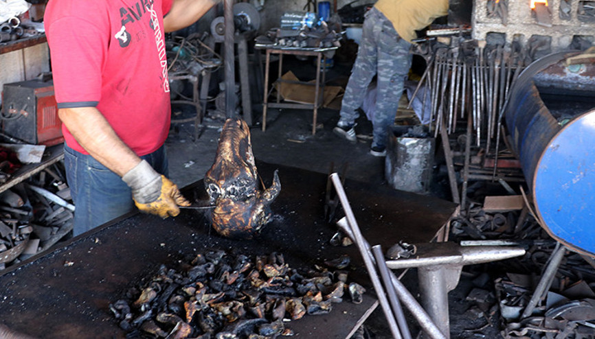 Demircilerin yeni mesaisi Kelle, paça ütücülüğüne başladılar