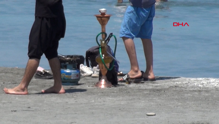 Yasağa rağmen Salda Gölü kıyısında nargile içip, çamur banyosu yaptılar