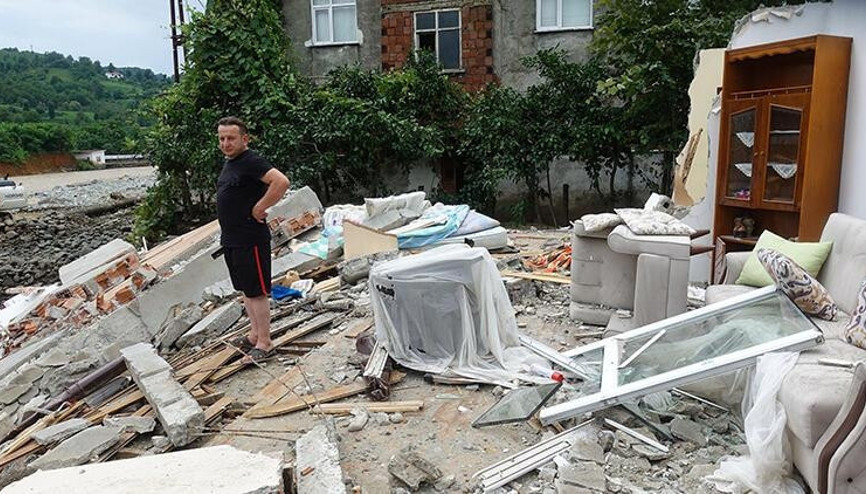 Arhavideki selde evleri yıkılan aile son anda kurtulmayı başardı