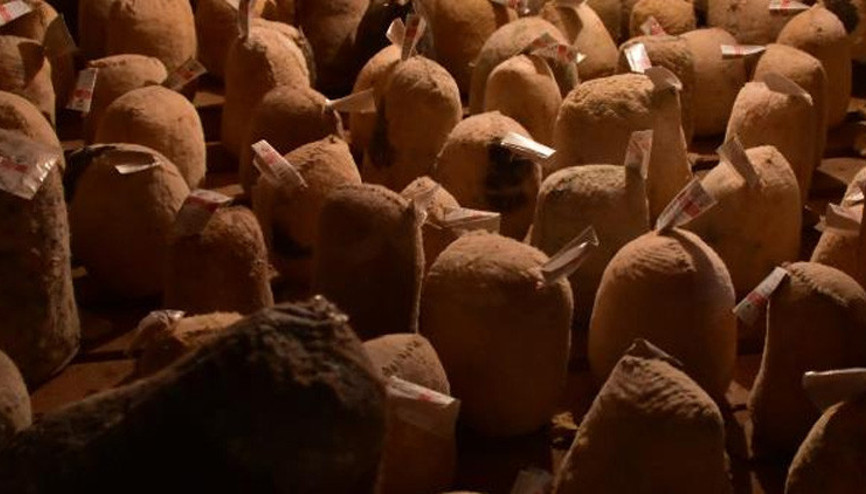 36 metre derinliğindeki mağarada bekletiliyor 100 yıllardır devam ediyor...