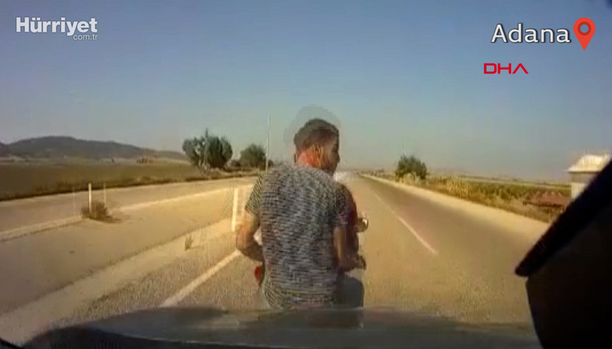 Otomobilin çarptığı motosiklettekiler metrelerce yükselip, yola savruldu: kaza kamerada Otomobilin çarptığı motosiklettekiler metrelerce yükselip, yola savruldu: kaza kamerada