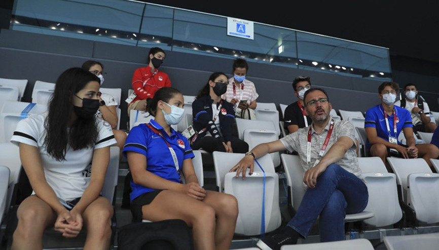 Gençlik ve Spor Bakanı Kasapoğlu, milli yüzücülerle bir araya geldi