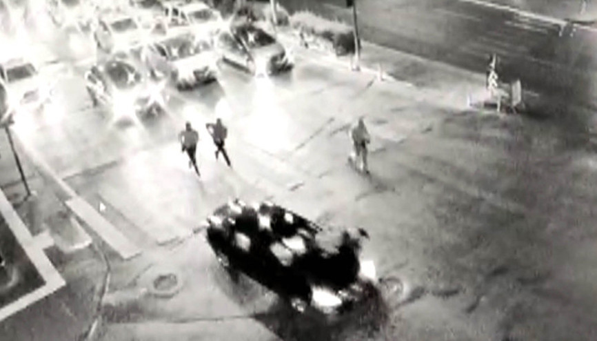 Polisi aracın kaputunda metrelerce sürükledi İşte o an... Polisi aracın kaputunda metrelerce sürükledi İşte o an...