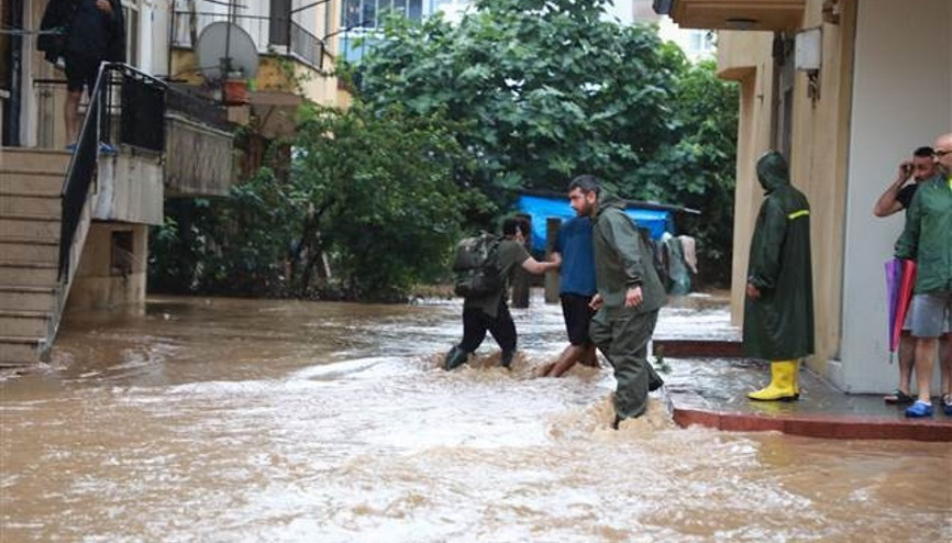 Arhavide sağanağın ardından iki mahalleyi su bastı