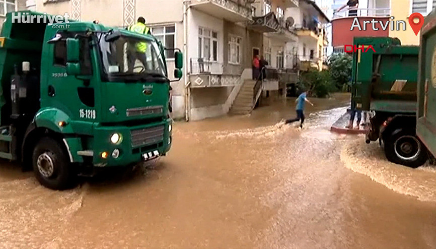 Arhavide etkili olan aşırı yağış sonrası ev iş yerlerini su bastı