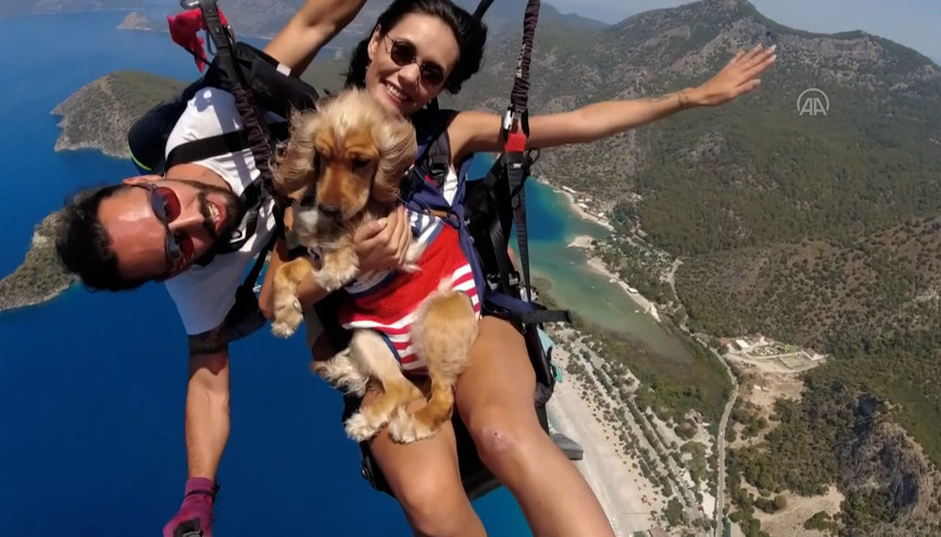 Ölüdenizin eşsiz manzarasında köpeği Yager ile yamaç paraşütü yaptı