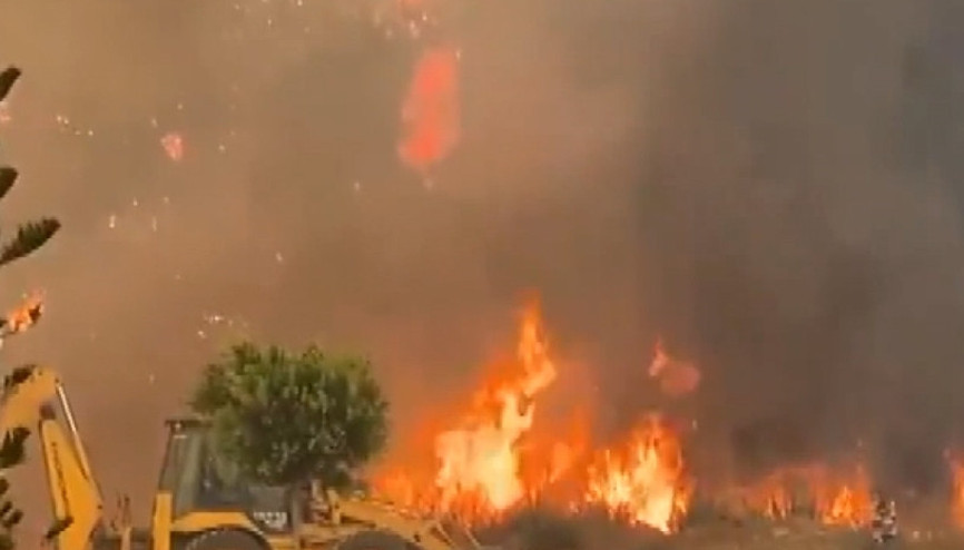Massive forest fire engulfs Mediterranean district