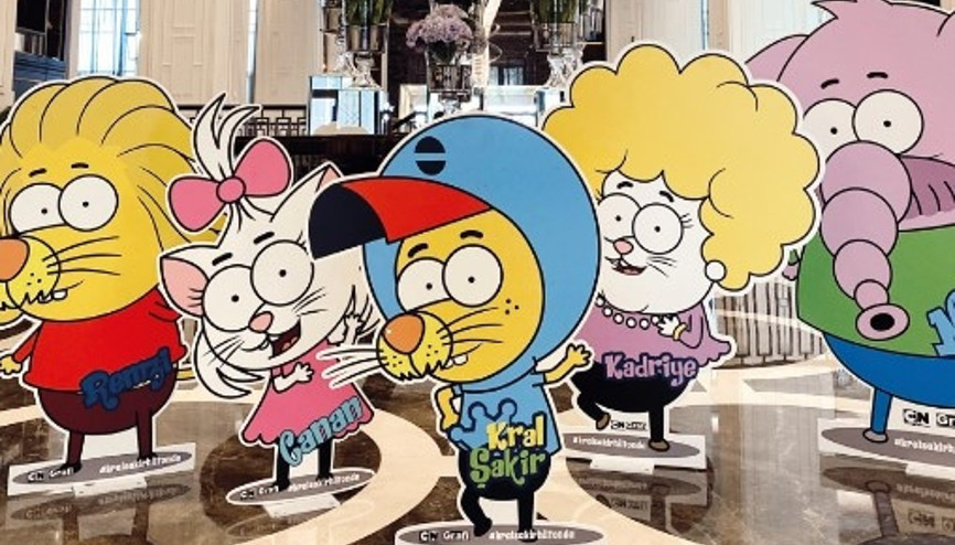 Kral Şakir lobide çocukları karşılıyor