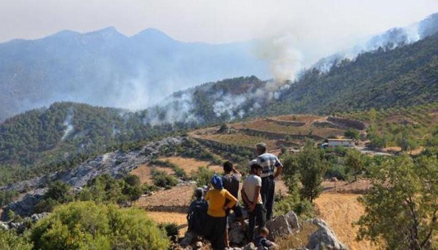 Mersinde Silifke ve Aydıncıkta çıkan yangınlar devam ediyor