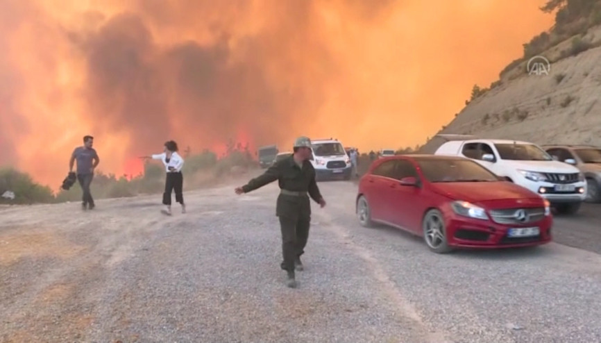 Manavgat’ta Taşağıl Mahallesindeki yangında aniden yükselen alevler paniğe neden oldu