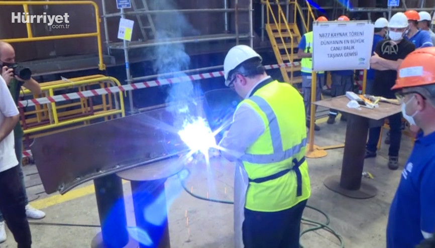 Dünyanın en büyük canlı balık taşıma gemisinin ilk kaynağını Bakan Varank yaptı