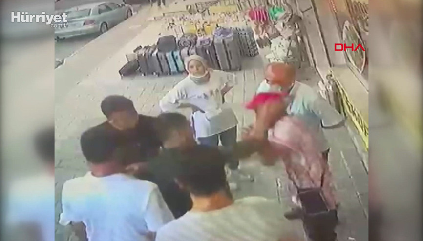Eyüpsultanda kadınların fotoğrafını çektiği iddia edilen kişi böyle darbedildi