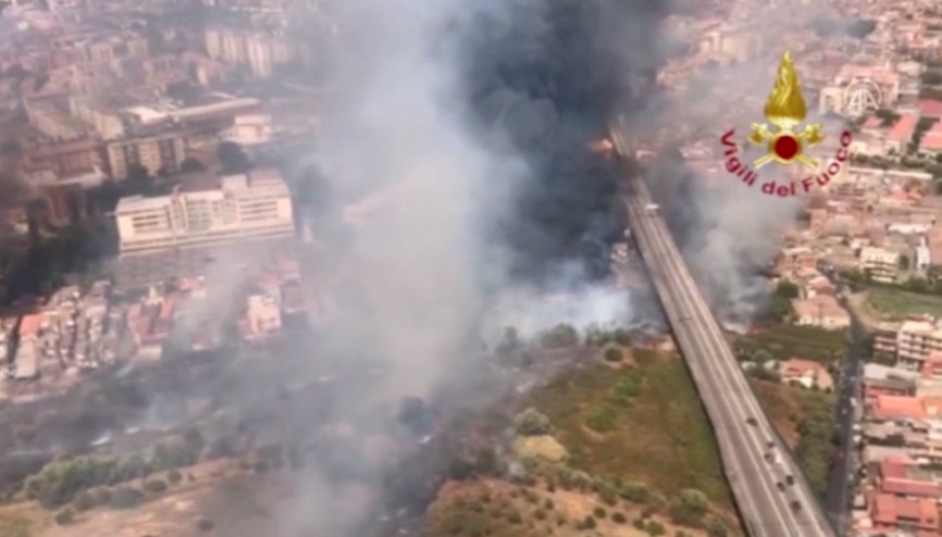 İtalyada yangınlar günlük hayatı olumsuz etkiliyor