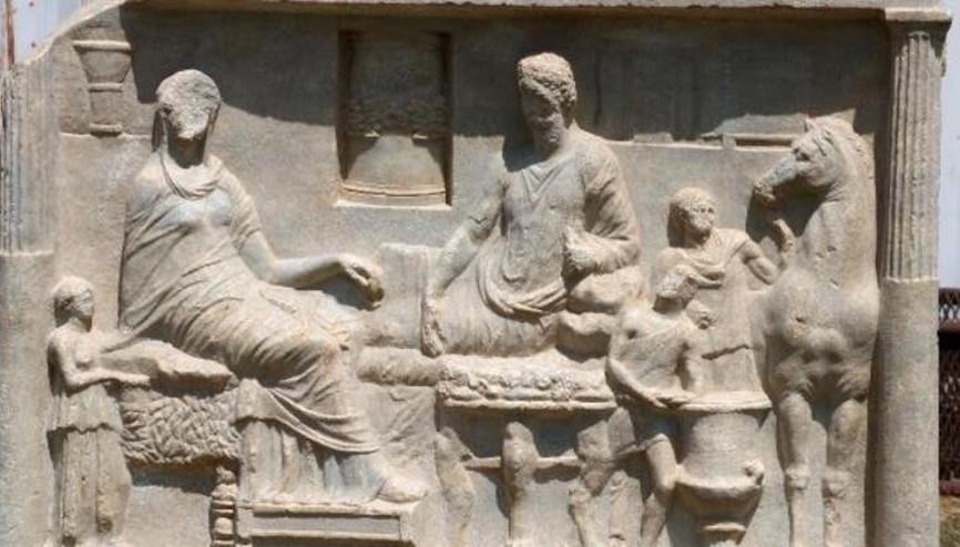 Çanakkalede Parion Antik Kentinde 1900 yıllık mezar steli bulundu