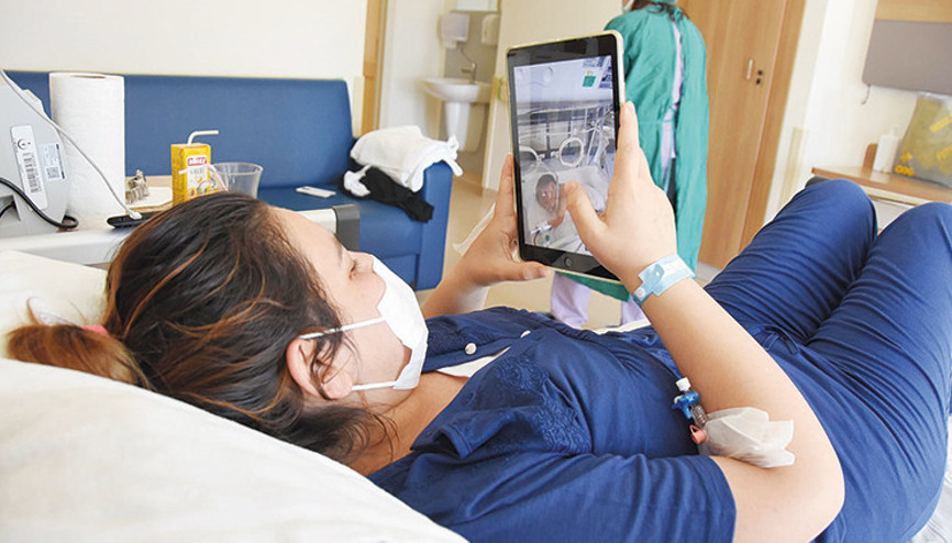 Yeni doğan bebeğiyle tabletten hasret