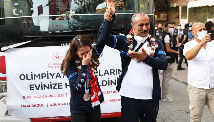 Buse Naz Çakıroğluna mehterli karşılama