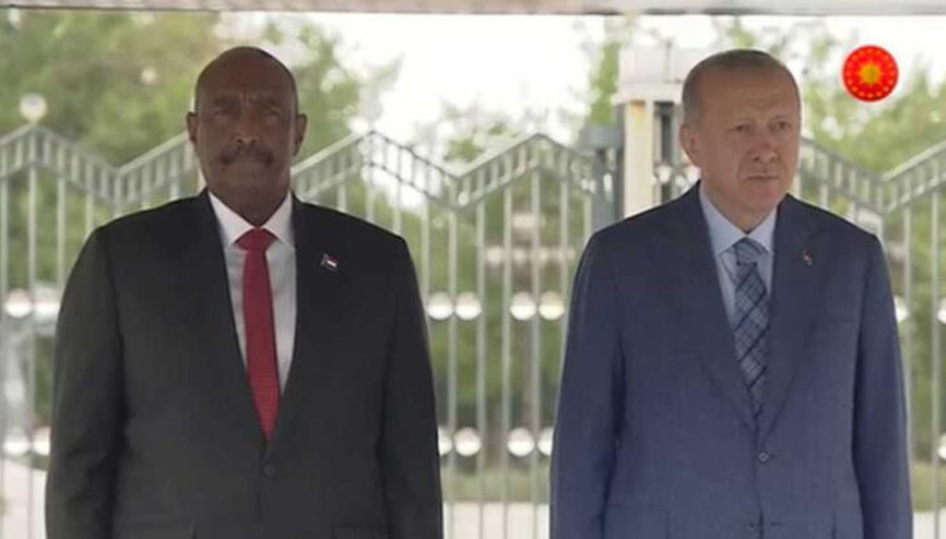 Cumhurbaşkanı Erdoğan, Sudan Egemenlik Konseyi Başkanı el-Burhanı resmi törenle karşıladı