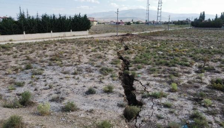 Sabah uyandıklarında gördüler Korkutan yarıklar Sabah uyandıklarında gördüler Korkutan yarıklar