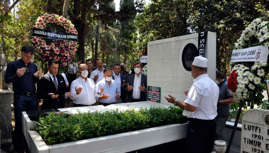 Beşiktaşın efsane başkanı Süleyman Seba, kabri başında anıldı