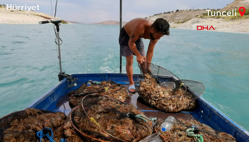 Keban Baraj Gölünde avladığı kerevitten ayda 100 bin lira kazanıyor