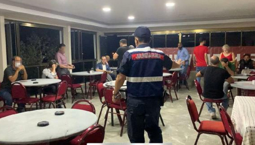 İzmirde kumar operasyonu 30 kişiye ceza yağdı