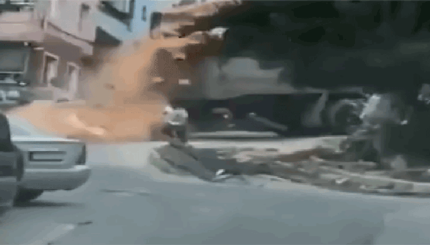 Tuğlaların altında kalmaktan son anda kurtuldu