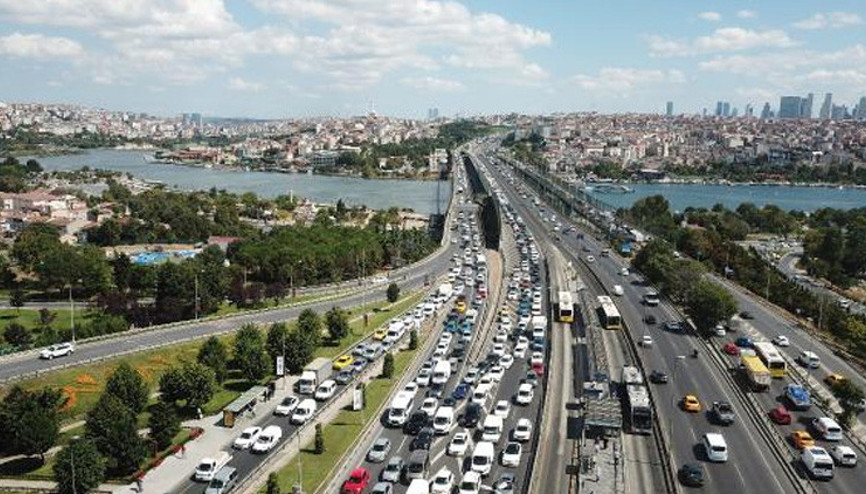 Haliç Köprüsü çıkışında feci kaza 2 kişi aracı bırakarak kaçtı