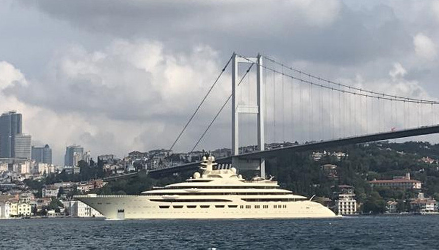 Güzel kız İstanbul Boğazından geçti