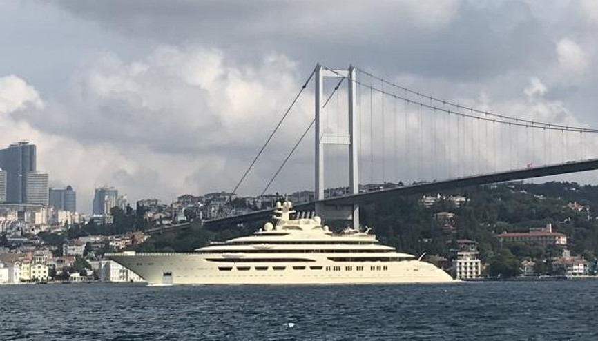 256 milyon dolarlık süper yat İstanbul Boğazı’ndan geçti