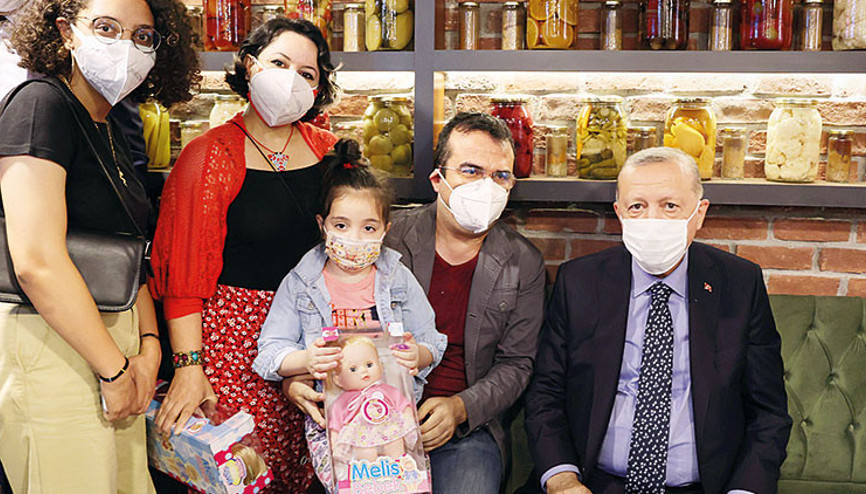 Cumhurbaşkanı Erdoğan’ın vatandaşlarla fotoğraf molası
