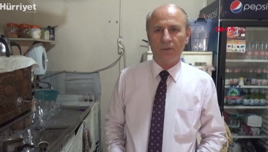 40 yıldır takım elbisesiyle çay servisi yapıyor