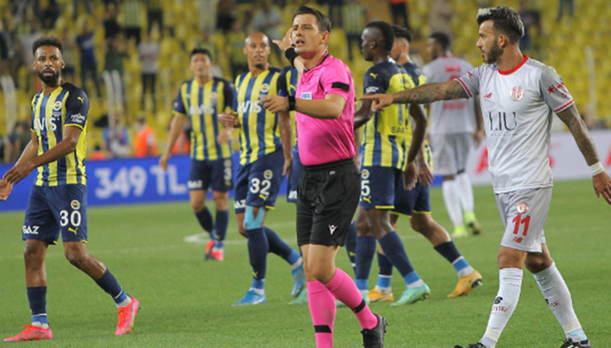 Son Dakika: Fenerbahçe - Antalyaspor maçına damga vuran pozisyon Golden sonra maçı bıraktılar...