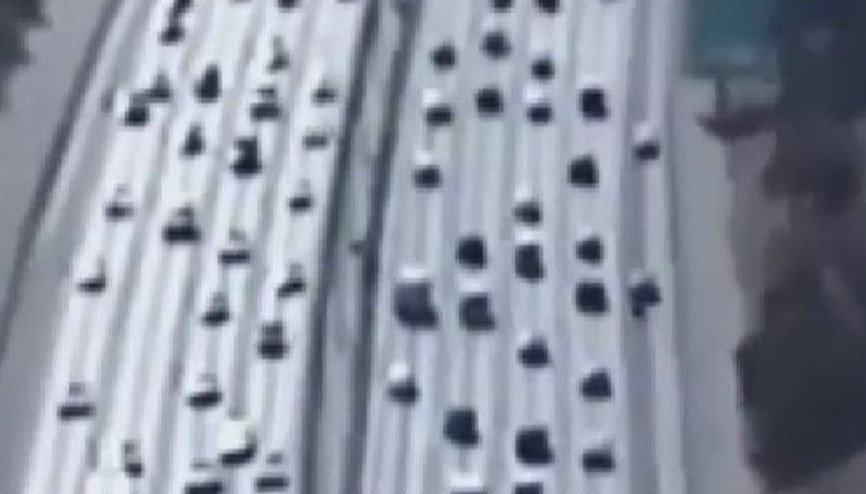 Motosikletli kişi hayatını kaybetmişti... Emniyet şeridindeki kaza kamerada Motosikletli kişi hayatını kaybetmişti... Emniyet şeridindeki kaza kamerada