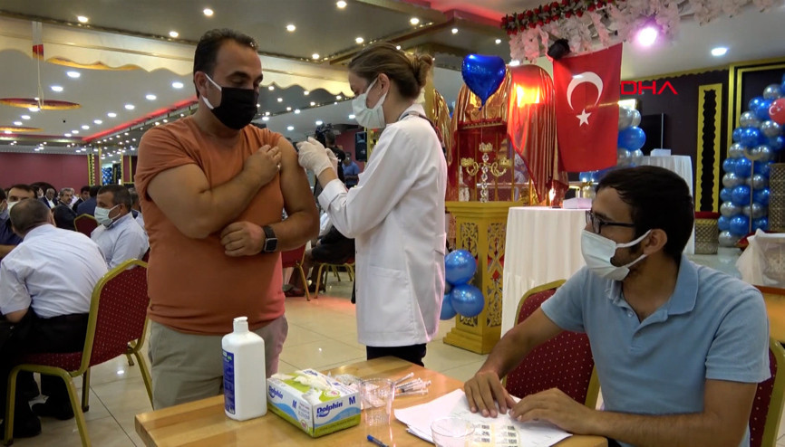 Sünnet düğününde davetlilere aşı yapıldı Sünnet düğününde davetlilere aşı yapıldı