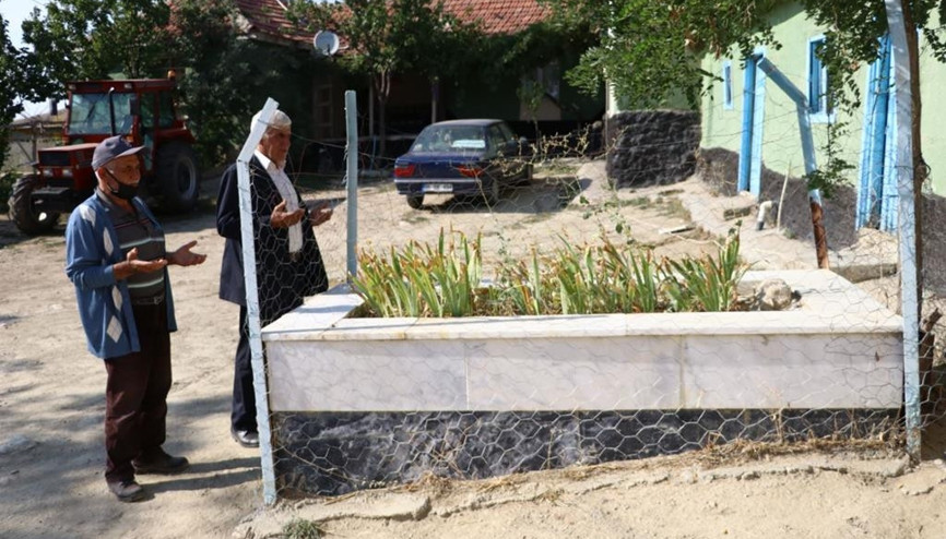 Şehit mezarlarını özenle koruyorlar