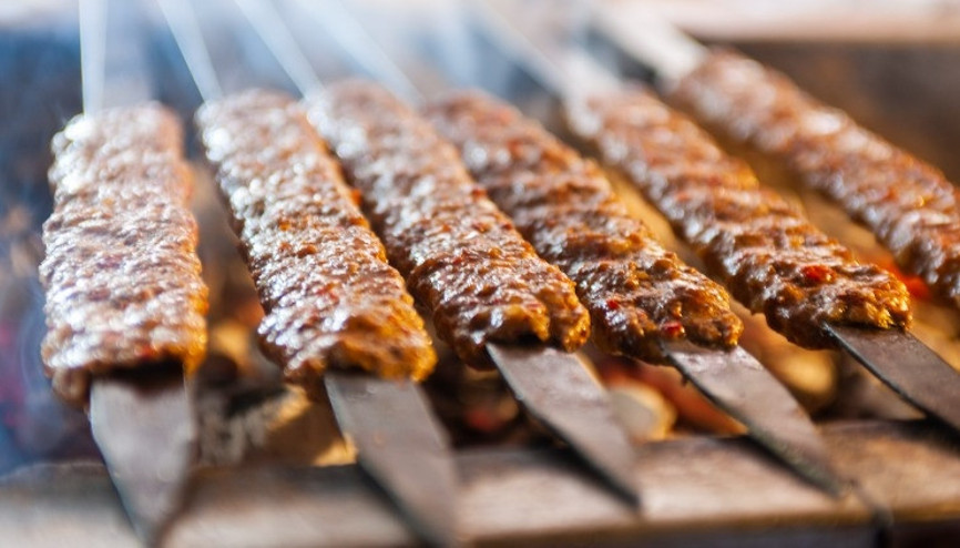 Adana kebabı hangi etten yapılır, dağılmaması için ne yapmalı İşte Adana kebabı MasterChef hazırlanışı Adana kebabı hangi etten yapılır, dağılmaması için ne yapmalı İşte Adana kebabı MasterChef hazırlanışı