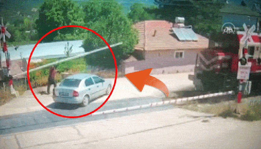 Otomobil sürücüsü trenin altında kalmaktan son anda kurtuldu