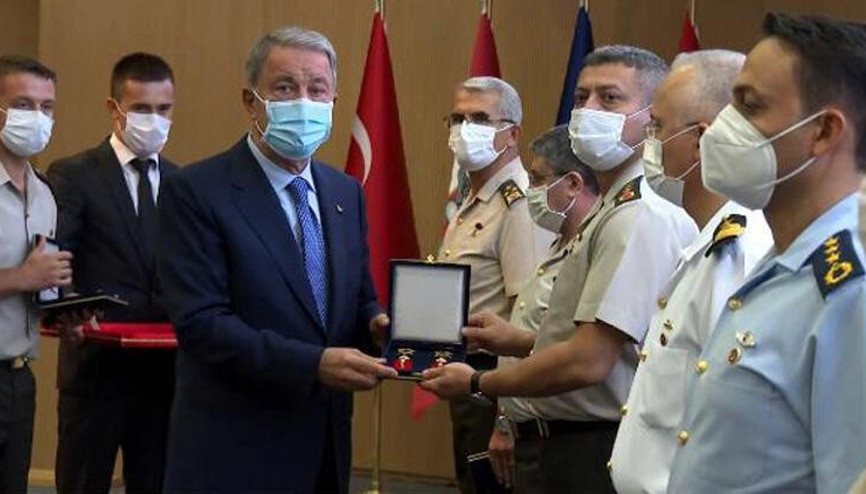 Terfi eden personele yeni rütbeleri Milli Savunma Bakanı Akar tarafından törenle verildi