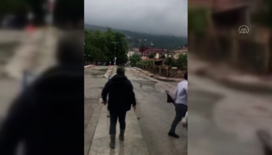 Bozkurt Belediye Başkanı Yanıkın selden son anda kurtulduğu görüntüler ortaya çıktı
