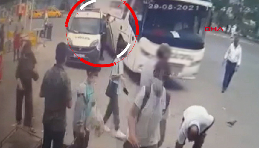 Polis memuru otobüs ile araç arasında sıkıştı O anlar kamerada