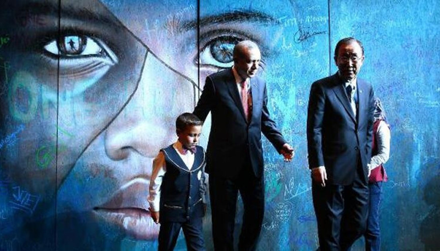 Cumhurbaşkanı Erdoğan, 30 Ağustos Zafer Bayramı tebriklerini Mülteci Çocuk tablosu önünde kabul etti Cumhurbaşkanı Erdoğan, 30 Ağustos Zafer Bayramı tebriklerini Mülteci Çocuk tablosu önünde kabul etti
